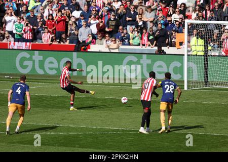 Londres, Royaume-Uni. 08th avril 2023. 8th avril 2023 ; Gtech Community Stadium, Brentford, Londres, Angleterre ; Premier League football, Brentford versus Newcastle United ; Ivan Toney de Brentford prenant un coup de pied de pénalité dans les 28th minutes mais est sauvé par le gardien de but Nick Pope of Newcastle United Credit: Action plus Sports Images/Alay Live News Banque D'Images