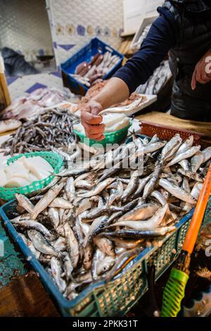 Poisson à vendre sur un marché de Fès Medina Maroc Banque D'Images