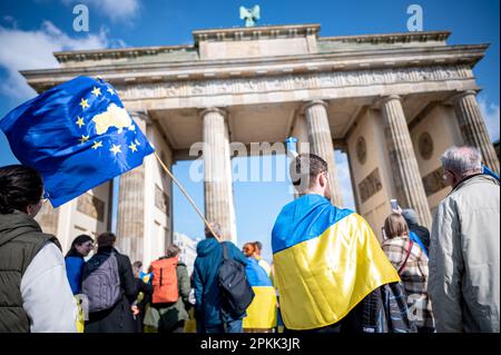 Berlin, Allemagne. 08th avril 2023. Les gens manifestent devant la porte de Brandebourg pour l'Ukraine. Credit: Fabian Sommer/dpa/Alay Live News Banque D'Images