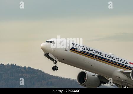 Zurich, Suisse, 2 janvier 2023 Singapore Airlines Boeing 777 part de la piste 16 Banque D'Images