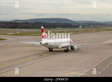 Zurich, Suisse, 2 janvier 2023 les compagnies aériennes internationales suisses Airbus A320-214 sont en train de rouler en position de décollage Banque D'Images
