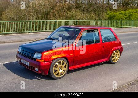 Années 1986 80 années 80 Custom RENAULT 5 GT Turbo 1397 cc essence rouge à hayon. Voitures modifiées traversant le pont autoroutier dans le Grand Manchester, Royaume-Uni Banque D'Images