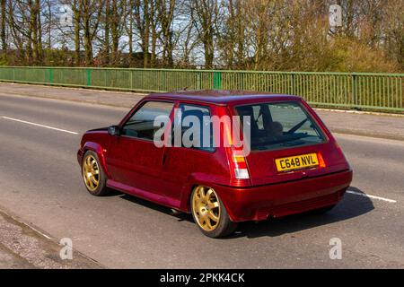 Années 1098 80 années 1980 RENAULT 5 GT Turbo 1397 cc essence rouge à hayon. Voitures modifiées traversant le pont autoroutier dans le Grand Manchester, Royaume-Uni Banque D'Images