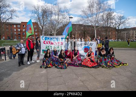 Glasgow, Écosse, Royaume-Uni. 8th avril 2023 : la journée internationale des Roms a lieu chaque année dans les rues de Govanhill pour célébrer la culture ROM et sensibiliser les Roms aux problèmes auxquels ils sont confrontés. Credit: SKULLY/Alay Live News Banque D'Images