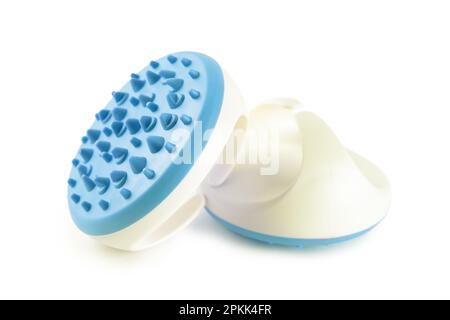 Masseur avec pointes en silicone pour procédure de massage anti-cellulite isolée sur fond blanc. Brosse de massage pour zone corporelle problématique, auto-c Banque D'Images