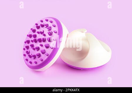 Masseur avec pointes en silicone pour procédure de massage anti-cellulite isolée sur fond violet. Brosse de massage pour zone corporelle problématique, auto- Banque D'Images