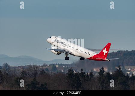 Zurich, Suisse, 2 janvier 2023 voies aériennes Helvetic Embraer E190-E2 avion partant de la piste 28 Banque D'Images