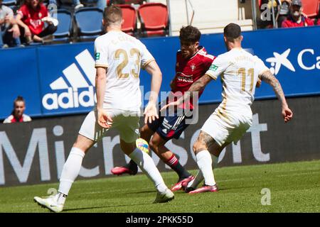 Pampelune, Espagne. 8th avril 2023. Sports. Football/Soccer.Carlos Clerc (23. Elche CF), Ez Abde (12. CA Osasuna) et Tete Morente (11. Elche CF) pendant le match de football de la Liga Santander entre CA Osasuna et Elche CF, ont joué au stade El Sadar de Pampelune (Espagne) sur 8 avril 2023. Credit: Inigo Alzugaray / Alamy Live News Banque D'Images