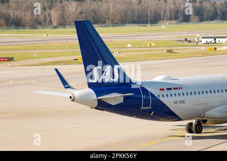 Zurich, Suisse, 2 janvier 2023 logo et symbole scandinaves SAS sur la barre d'un Airbus A320-251N Banque D'Images