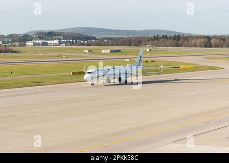 Zurich, Suisse, 2 janvier 2023 les avions d'affaires de la lignée 1000 Embraer sont en train de se rendre à la porte Banque D'Images