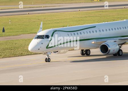 Zurich, Suisse, 2 janvier 2023 les avions d'affaires de la lignée 1000 Embraer sont en train de se rendre à la porte Banque D'Images