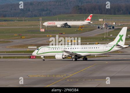 Zurich, Suisse, 2 janvier 2023 les avions d'affaires de la lignée 1000 Embraer sont en train de rouler à sa position Banque D'Images