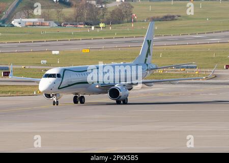 Zurich, Suisse, 2 janvier 2023 les avions d'affaires de la lignée 1000 Embraer sont en train de rouler à sa position Banque D'Images