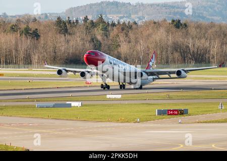 Zurich, Suisse, 2 janvier 2023 l'Airbus A340-313X Edelweiss sort de la piste 16 Banque D'Images