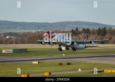 Zurich, Suisse, 2 janvier 2023 l'Airbus A340-313X Edelweiss sort de la piste 16 Banque D'Images