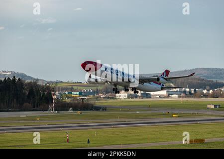 Zurich, Suisse, 2 janvier 2023 l'Airbus A340-313X Edelweiss sort de la piste 16 Banque D'Images