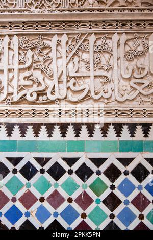 Mosaïques et mosaïques d'écriture arabes à Al-Attarine Madrasa dans Fes Maroc Banque D'Images