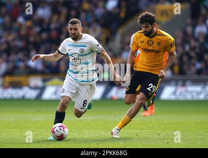 Mateo Kovacic de Chelsea et Diego Costa de Wolverhampton Wanderers (à droite) se battent pour le ballon lors du match de la Premier League au Molineux Stadium, Wolverhampton. Date de la photo: Samedi 8 avril 2023. Banque D'Images