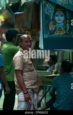 3 mars 2023 Dhaka, Bangladesh, Un homme devant son magasin dans la région hindoue de la vieille ville. Banque D'Images