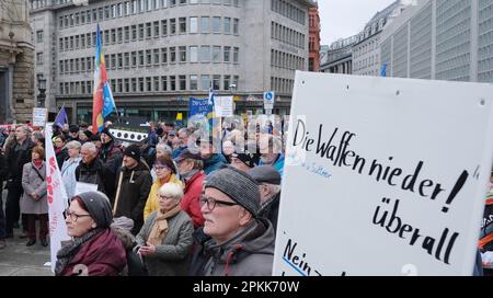 Leipzig, Allemagne. 08th avril 2023. Les participants à un rassemblement se réunissent avec des drapeaux et des bannières dans le centre-ville. Credit: Sebastian Willnow/dpa/Alay Live News Banque D'Images