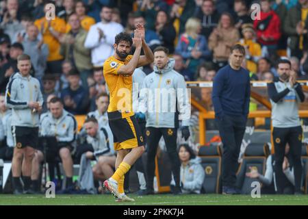 Wolverhampton, Royaume-Uni. 08th avril 2023. Diego Costa #29 de Wolverhampton Wanderers applaudit les deux ensembles de fans comme il est substitué pendant le match de Premier League Wolverhampton Wanderers vs Chelsea à Molineux, Wolverhampton, Royaume-Uni, 8th avril 2023 (photo de Gareth Evans/News Images) à Wolverhampton, Royaume-Uni le 4/8/2023. (Photo de Gareth Evans/News Images/Sipa USA) Credit: SIPA USA/Alay Live News Banque D'Images