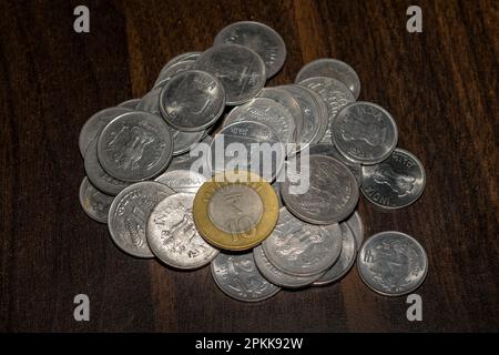 Collection de pièces de monnaie en roupie indienne sur fond de bois Banque D'Images