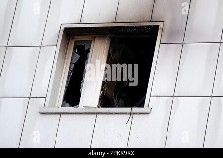 Berlin, Allemagne. 08th avril 2023. L'appartement incendié à Prenzlauer Berg dans un bâtiment de haute élévation. Une personne est morte dans un incendie d'appartement. Credit: Fabian Sommer/dpa/Alay Live News Banque D'Images