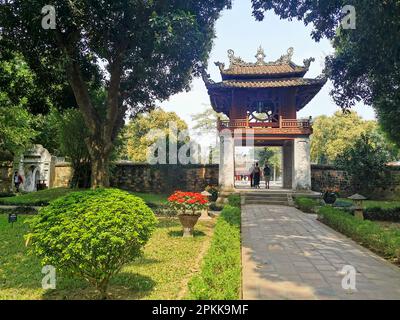 27 février 2023, Vietnam, Hanoï : une porte dans le Temple de la Littérature. En 1070, Thanh Thon, le troisième empereur de la dynastie Li, qui gouverna Hanoi à cette époque, fit construire le complexe confucéen, maintenant connu sous le nom de Temple de la Littérature. C'était la première académie du pays, où les fils des mandarins et divers membres très doués de l'aristocratie bourgeoise ont été éduqués. Photo : Alexandra Schuler/dpa Banque D'Images