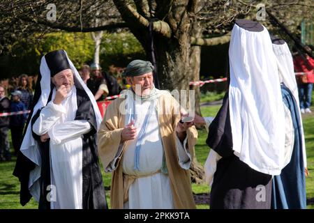 Édimbourg, Écosse, Royaume-Uni. 8th avril 2023. Donner vie à l'histoire de Pâques, un jeu de passion traditionnel en costume complet, mettant en vedette la vie, la mort et la résurrection de Jésus, tous joués dans les jardins West Princes Street Gardens sous la toile de fond emblématique du château d'Édimbourg. Avec les soldats de la Garde Antonine. Judas Iscariot trahison de Jésus en recevant 'trente morceaux d'argent'. Crédit : Craig Brown/Alay Live News Banque D'Images