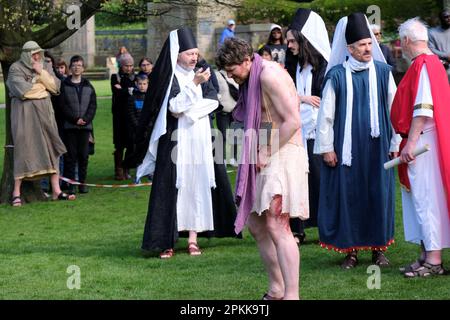 Édimbourg, Écosse, Royaume-Uni. 8th avril 2023. Donner vie à l'histoire de Pâques, un jeu de passion traditionnel en costume complet, mettant en vedette la vie, la mort et la résurrection de Jésus, tous joués dans les jardins West Princes Street Gardens sous la toile de fond emblématique du château d'Édimbourg. Avec les soldats de la Garde Antonine. Jésus après avoir été figé avant de porter la croix pour sa crucifixion. Crédit : Craig Brown/Alay Live News Banque D'Images