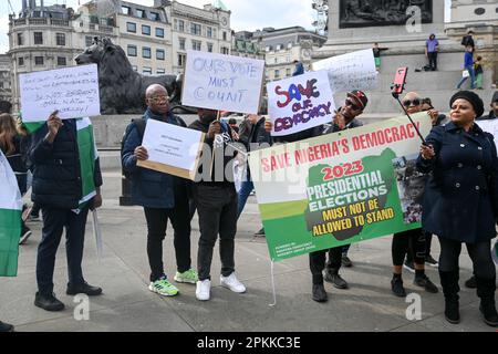 Londres, Angleterre, Royaume-Uni. 8th avril 2023. Les Nigérians qui vivent à Londres manifestent contre les résultats des élections au Nigeria, « Save Nigeria Democracy » à Trafalgar Square. Les manifestants affirment que le gouvernement du Royaume-Uni a dépensé £5 millions pour ajuster les votes pour un leader fantoche au service du gouvernement britannique et non pour la population nigériane sur la place Trafalgar. Crédit : voir Li/Picture Capital/Alamy Live News Banque D'Images