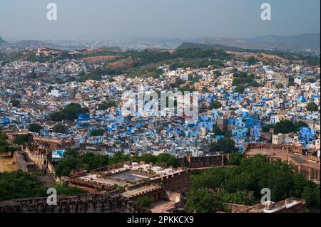 Vue aérienne de la ville bleue, Jodhpur, Rajasthan, Inde. Les brahmins résident adorent Lord Shiva et peint leurs maisons en bleu comme le bleu est sa couleur préférée. Banque D'Images