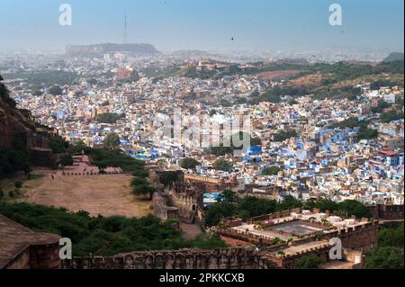 Vue de dessus du célèbre fort Mehrangarh, ville de Jodhpur en arrière-plan, vu du haut du fort, Jodhpur, Rajasthan, Inde. Fort est un site de l'UNESCO. Banque D'Images