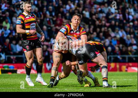 Oliver Holmes de Leigh Leopards est affronté lors du match de la Betfred Super League entre Leigh Leopards et Salford Red Devils au stade de sport de Leigh, à Leigh, le samedi 8th avril 2023. (Photo : Ian Charles | INFORMATIONS MI) Credit: INFORMATIONS MI & Sport /Alamy Live News Banque D'Images