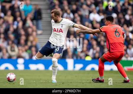 Harry Kane de Tottenham saute lors du match de la Premier League entre Tottenham Hotspur et Brighton et Hove Albion au Tottenham Hotspur Stadium, Londres, le samedi 8th avril 2023. (Photo: Federico Guerra Maranesi | MI News) Credit: MI News & Sport /Alamy Live News Banque D'Images