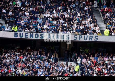 Les fans de Tottenham sont à l'affiche lors du match de la Premier League entre Tottenham Hotspur et Brighton et Hove Albion au Tottenham Hotspur Stadium, à Londres, le samedi 8th avril 2023. (Photo: Federico Guerra Maranesi | MI News) Credit: MI News & Sport /Alamy Live News Banque D'Images
