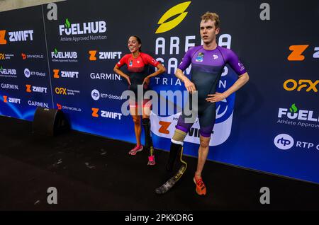 Grace Norman aux États-Unis et Finley Jakes en Grande-Bretagne après leur course de triathlon Para pendant le triathlon des Jeux Arena au parc olympique Queen Elizabeth, Londres. Banque D'Images