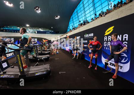 Le Julien Veysseyre de Frances (à gauche) est regardé par Grace Norman aux États-Unis et Finley Jakes en Grande-Bretagne lors de la course de triathlon Para lors du triathlon Arena Games au parc olympique Queen Elizabeth, à Londres. Banque D'Images