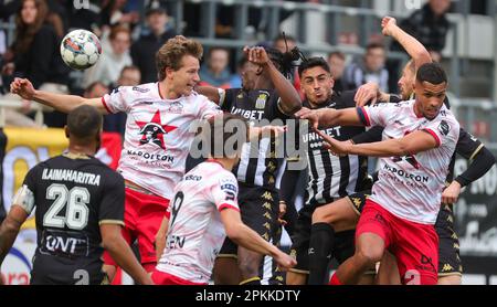 Charleroi, Belgique. 08th avril 2023. Zinho Gano d'Essevee se bat pour le ballon lors d'un match de football entre Sporting Charleroi et SV Zulte Waregem, samedi 08 avril 2023 à Charleroi, le 32 e jour de la première division du championnat belge de la « Jupiler Pro League » 2022-2023. BELGA PHOTO VIRGINIE LEFOUR crédit: Belga News Agency/Alay Live News Banque D'Images