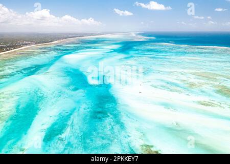 Vue aérienne du récif de corail dans le lagon bleu à marée basse Paje, Jambiani, Zanzibar, Tanzanie, Afrique de l'est, Afrique Banque D'Images