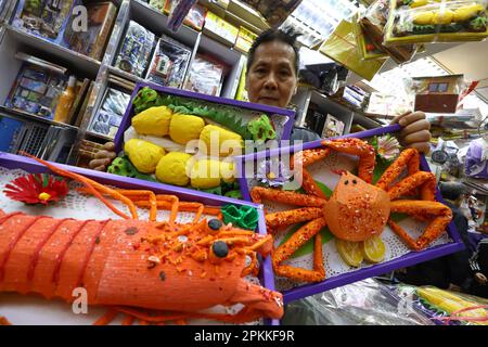 Pour Chin-sung, propriétaire de la boutique d'offres de papier Chun Shing Hong à Sai Ying Pun, les effigies de papier de Durian, de homard et de crabe long sont les plus populaires cette année pour rendre hommage aux ancêtres le jour du festival de Ching Ming (05 avril). 02APR23 SCMP/Dickson Lee Banque D'Images