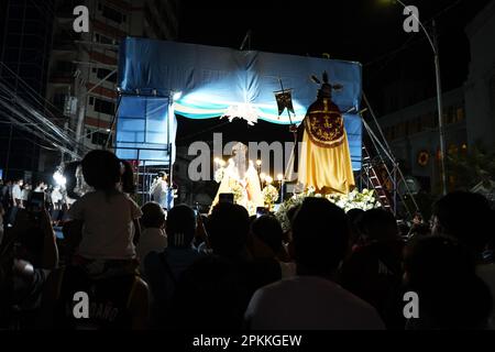 Quezon City, Philippines. 9th avril 2023. Salubong est une tradition philippine pendant Pâques où il y a une reconstitution avant l'aube du Christ ressuscité qui rencontre sa mère encore en deuil Marie. La statue de Marie est recouverte d'une robe de deuil noire portée par les femmes, tandis que la statue du Christ ressuscité est portée par les hommes le long d'une voie différente. Marie et Christ ressuscité se rencontreront sur la scène où il y a du chant et de la danse. (Credit image: © Sherbien Dacalanio/Alamy Live News) Banque D'Images