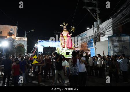 Quezon City, Philippines. 9th avril 2023. Salubong est une tradition philippine pendant Pâques où il y a une reconstitution avant l'aube du Christ ressuscité qui rencontre sa mère encore en deuil Marie. La statue de Marie est recouverte d'une robe de deuil noire portée par les femmes, tandis que la statue du Christ ressuscité est portée par les hommes le long d'une voie différente. Marie et Christ ressuscité se rencontreront sur la scène où il y a du chant et de la danse. (Credit image: © Sherbien Dacalanio/Alamy Live News) Banque D'Images