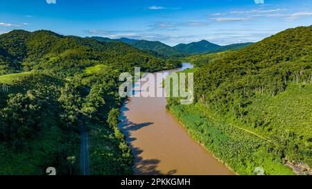 Antenne de la rivière Iguape, réserves du Sud-est de la forêt atlantique, parc régional touristique d'Alto Ribeira, État de Sao Paulo, Brésil Banque D'Images