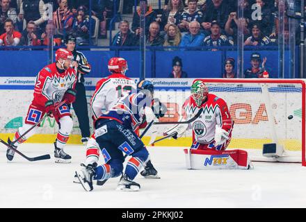 VŠxjš, Suède, 8 avril 2023 semifinal 5 Vaxjo Lakers - Frolunda HC Vaxjo Lakers marque le premier but du match par VŠxjš Lakers HC vŠnsterforward Tobias Rieder (22) Credit: PEO Mšller/Alay Live News Banque D'Images