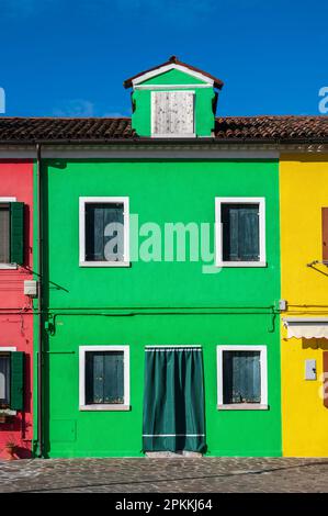 Maison colorée, façades colorées, île de Burano, Venise, site classé au patrimoine mondial de l'UNESCO, Vénétie, Italie, Europe Banque D'Images