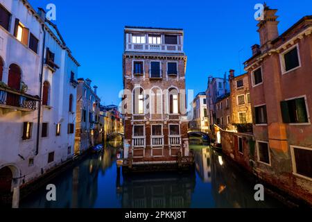 Palazzo Tetta de nuit, Venise, site classé au patrimoine mondial de l'UNESCO, Vénétie, Italie, Europe Banque D'Images