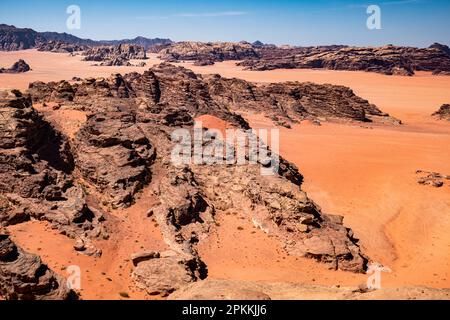 Sable rouge et rochers dans le désert de Wadi Rum, Jordanie, Moyen-Orient Banque D'Images