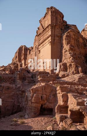 Tombe d'Unayshu dans la ville perdue de Pétra illuminée au coucher du soleil, Petra, site classé au patrimoine mondial de l'UNESCO, Jordanie, Moyen-Orient Banque D'Images