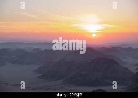 Lever du soleil depuis le sommet de la montagne Umm ad Dami, le point le plus élevé du pays, la Jordanie, le Moyen-Orient Banque D'Images